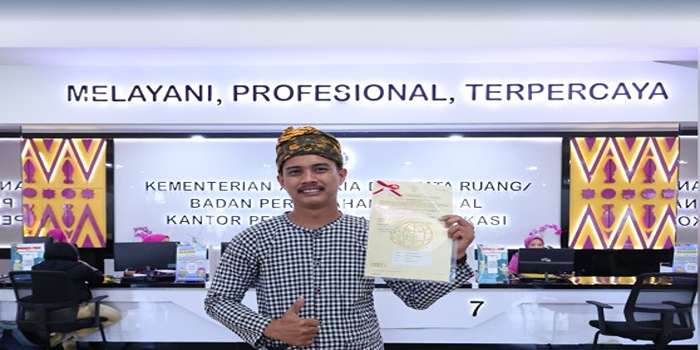 Menteri AHY memberikan Sertipikat Tanah Elektronik untuk  Kampung Adat Kranggan