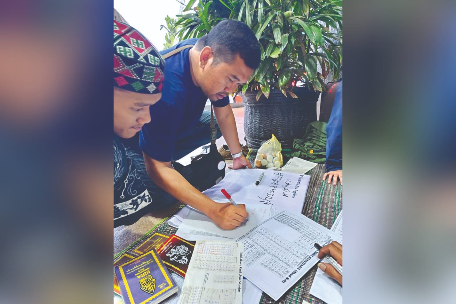 UNIK: Kenalkan Aksara Kawi kepada masyarakat melalui praktik menulis secara langsung.