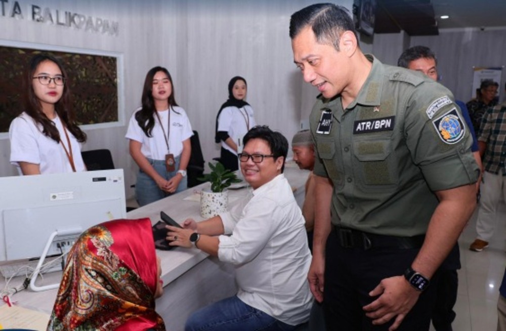 Menteri AHY meninjau Pelayanan Tanah Akhir Pekan (PELATARAN) dan menyerahkan Sertipikat Tanah Elektronik di Kantor Pertanahan (Kantah) Kota Balikpapan (11/08/2024).