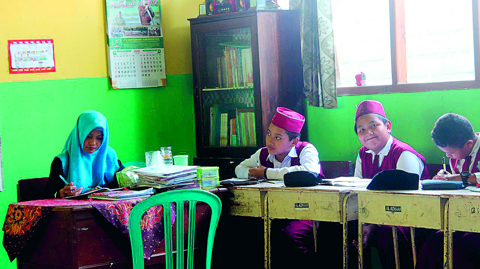 FOKUS: Beberapa siswa tampak menikmati kegiatan belajar mengajar di sekolah.