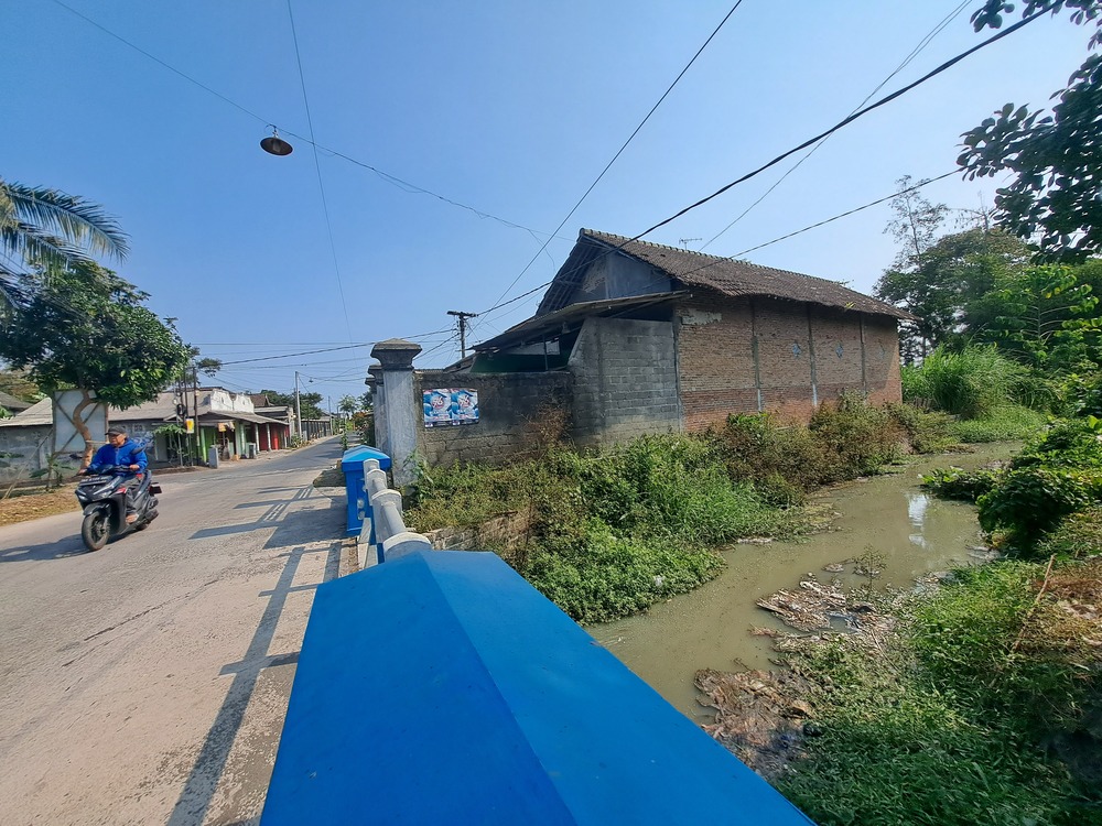BERBAU: Hingga kini Sungai Tempur yang berada di Desa/Kecamatan Sanankulon tercemar limbah pabrik  dan belum tertangani.