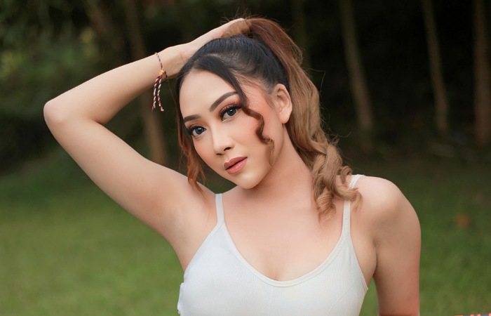 CANTIK: Aline Rose menjalani sesi pemotretan di tengah jadwal manggung yang padat.