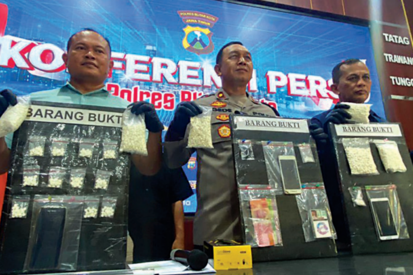AGAR JERA: Wakapolres Blitar Kota, Kompol I Gede Suartika menunjukkan barang bukti narkoba kepada awak media.