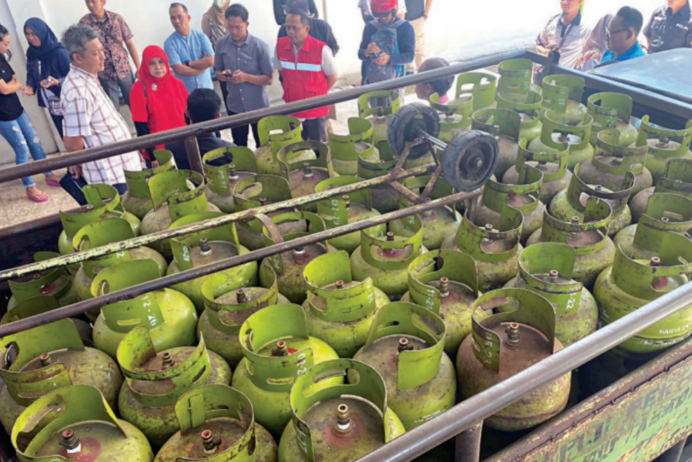 TERLAMBAT: Personel Polres Blitar Kota dan Disperindag Kota Blitar sidak LPG subsidi, kemarin (13/9).