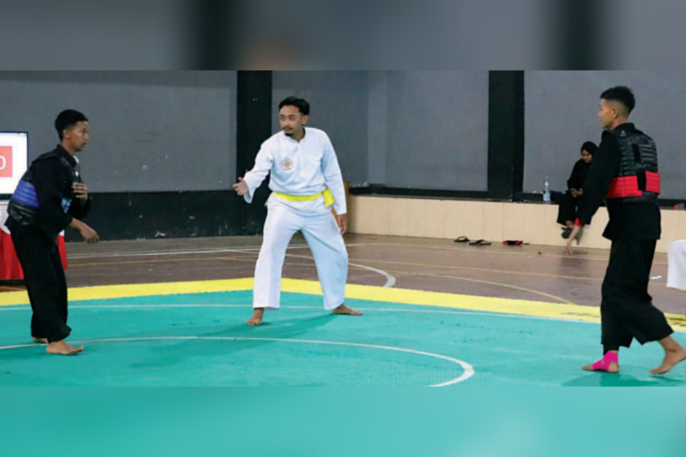 SEMANGAT: Atlet pencak silat saling adu kekuatan dalam gelaran Wali Kota Cup 2024, yang baru dibuka pada kemarin (13/9).