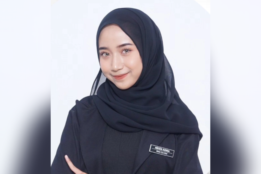 TELATEN: Niken Eka Arina Putri salah satu remaja yang berani masuk dunia MUA.