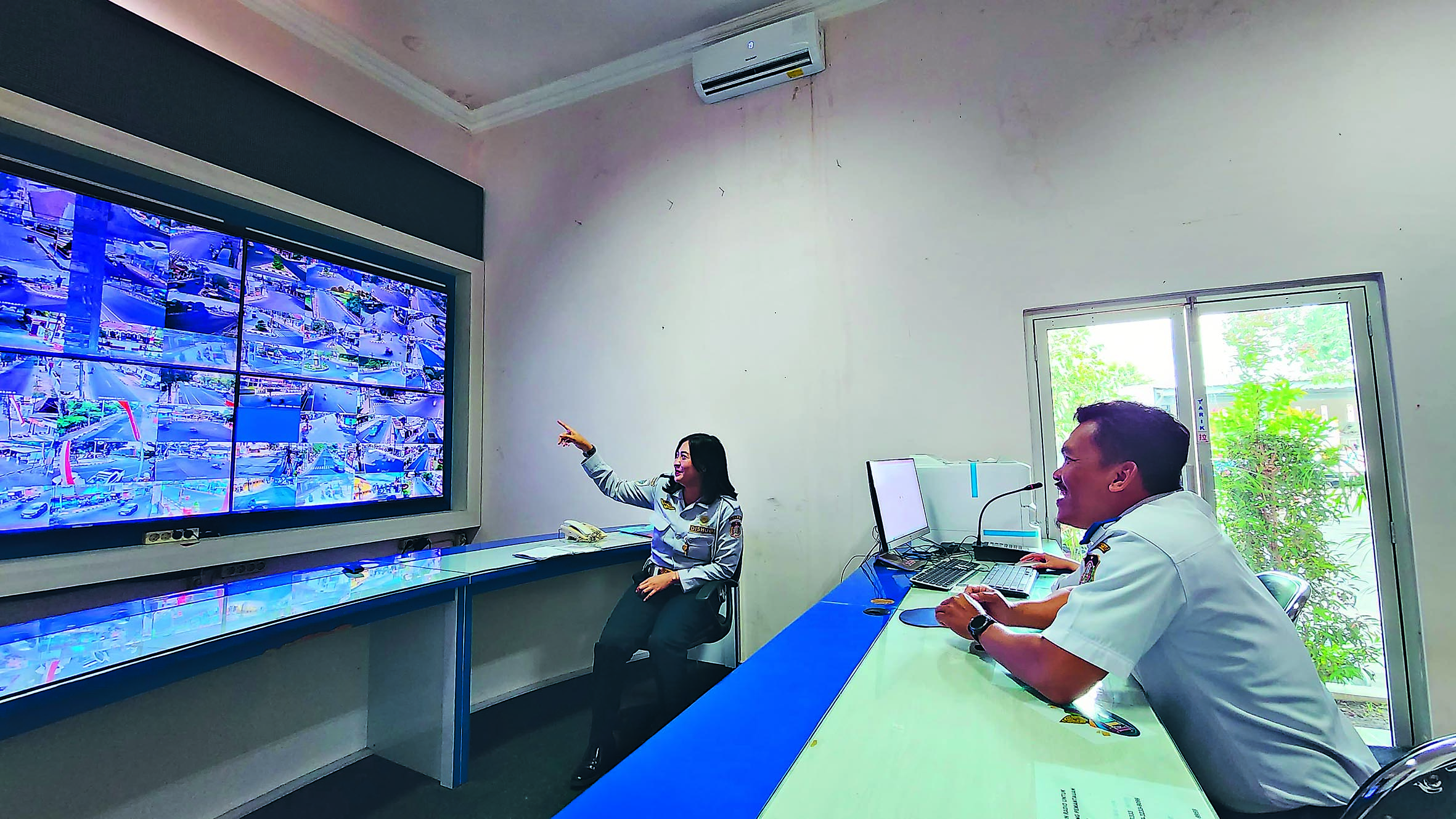 PANTAU DARI JAUH: Petugas TMC Dishub Kota Blitar aktif memantau lalu lintas melalui kamera CCTV di berbagai persimpangan jalan.