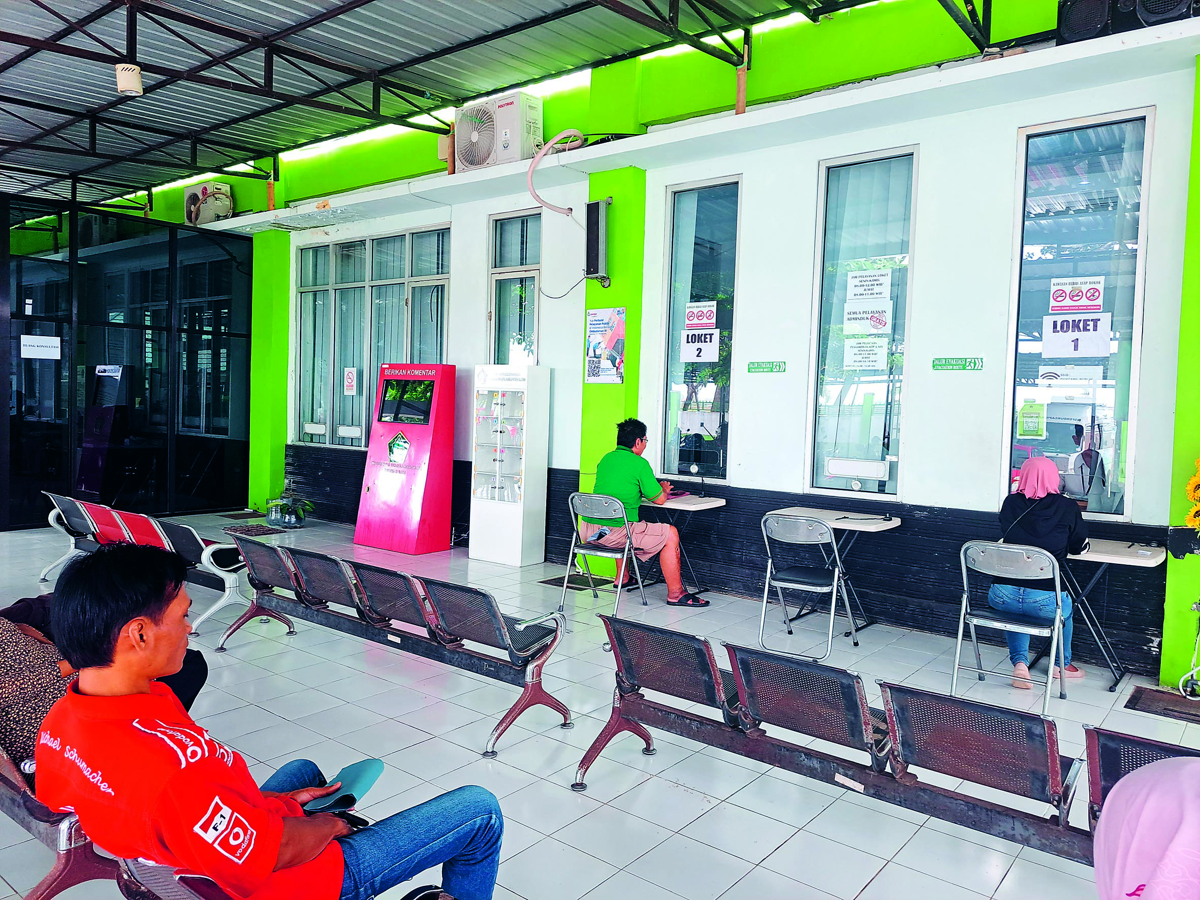 BERI LAYANAN: Petugas Dispendukcapil Kabupaten berikan pelayanan adminduk, kemarin (6/8).