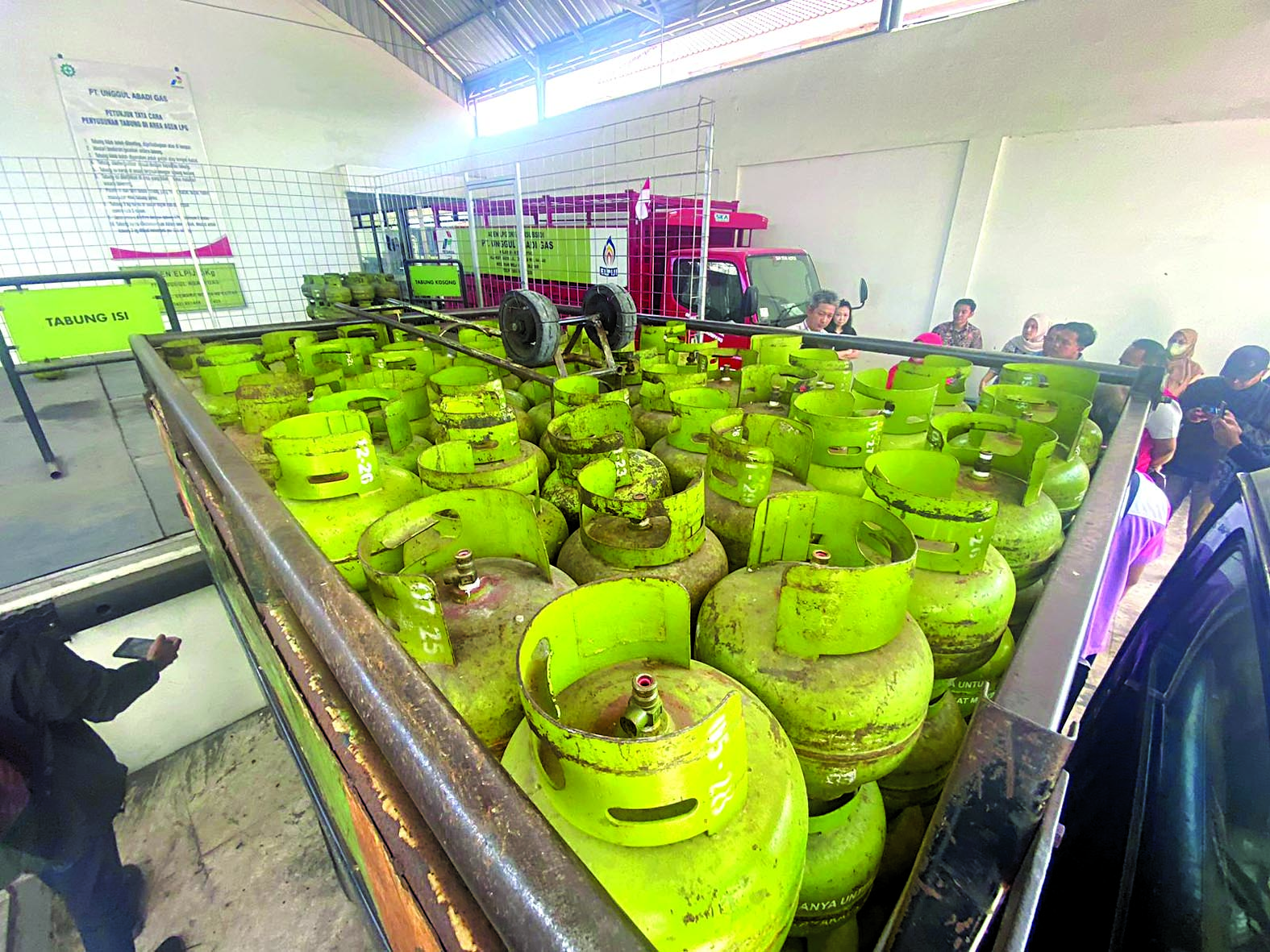 KOSONG: sejumlah tabung gas lpg masih menunggu pengiriman pada Sidak beberapa waktu lalu.