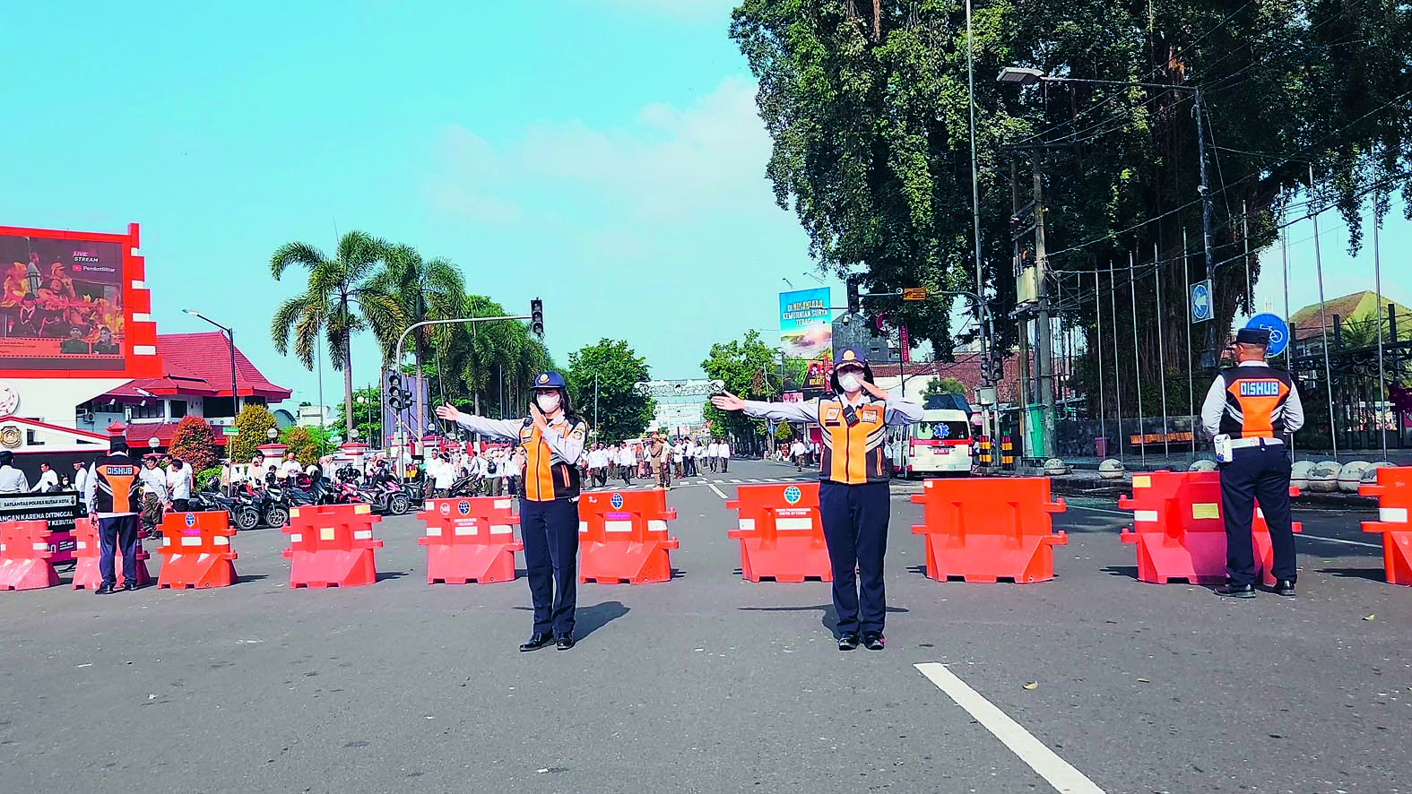 LANCARKAN PERJALANAN: Petugas dishub berjaga di salah satu titik ruas jalan yang ditutup karena ada kegiatan.