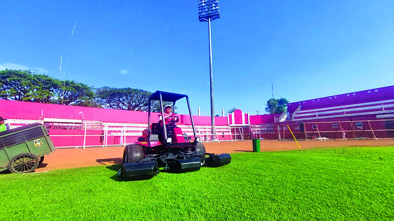 BERKELAS: Lapangan Stadion Soeprijadi pada pertengahan Oktober sudah siap digunakan untuk kompetisi sepak bola.