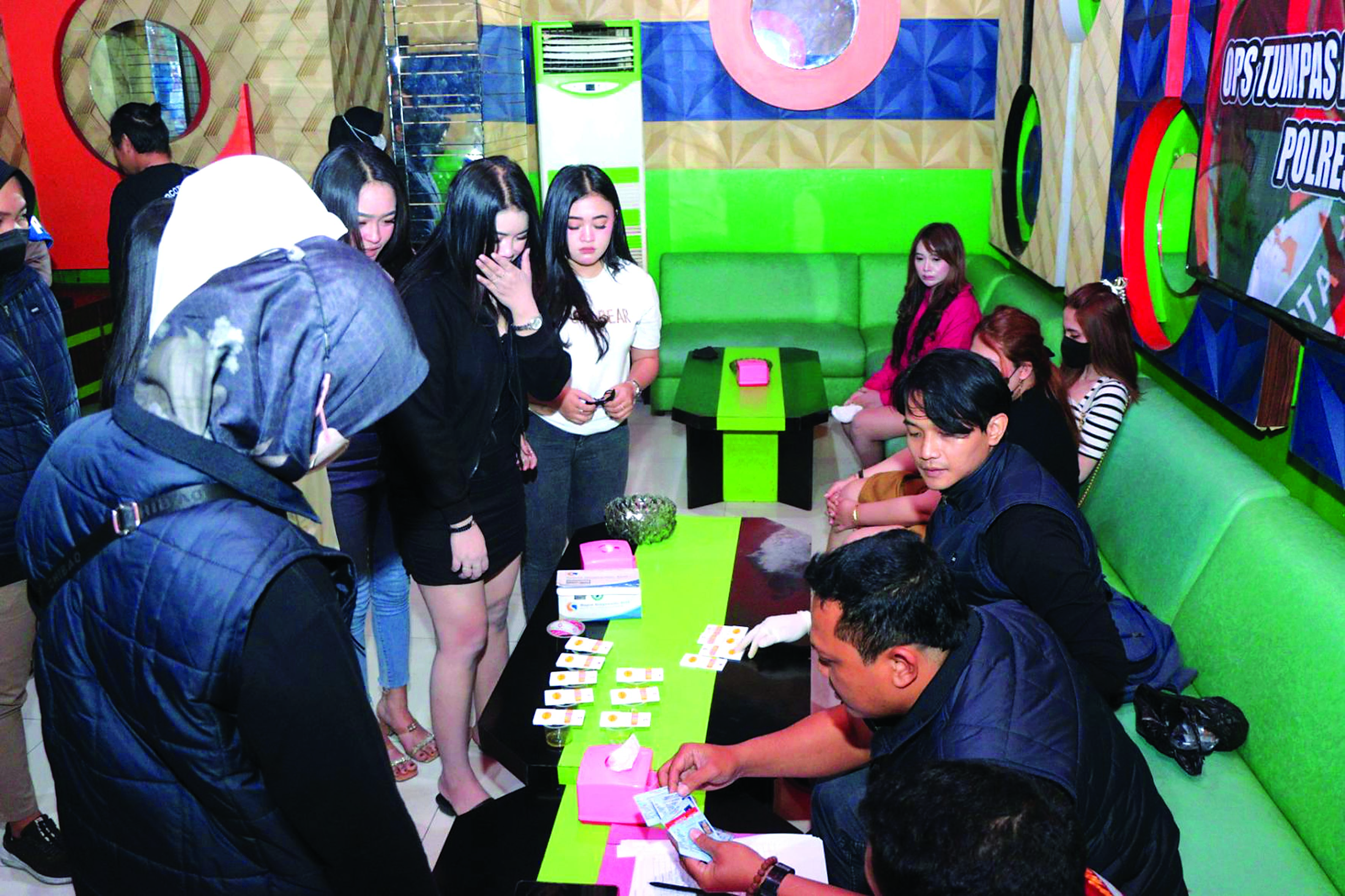 CEK IDENTITAS: Sejumlah karyawan  tempat hiburan melakukan cek identitas  pada Operasi Tumpas Narkoba Semeru  2024, Minggu (15/9).