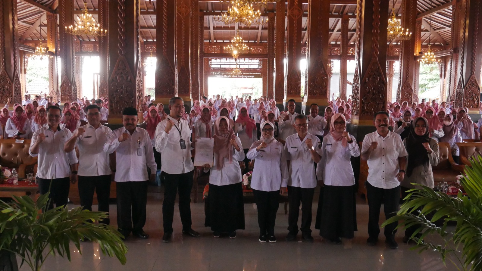 Bupati Rini Syarifah berfoto bersama peserta sosialisasi Simpel.
