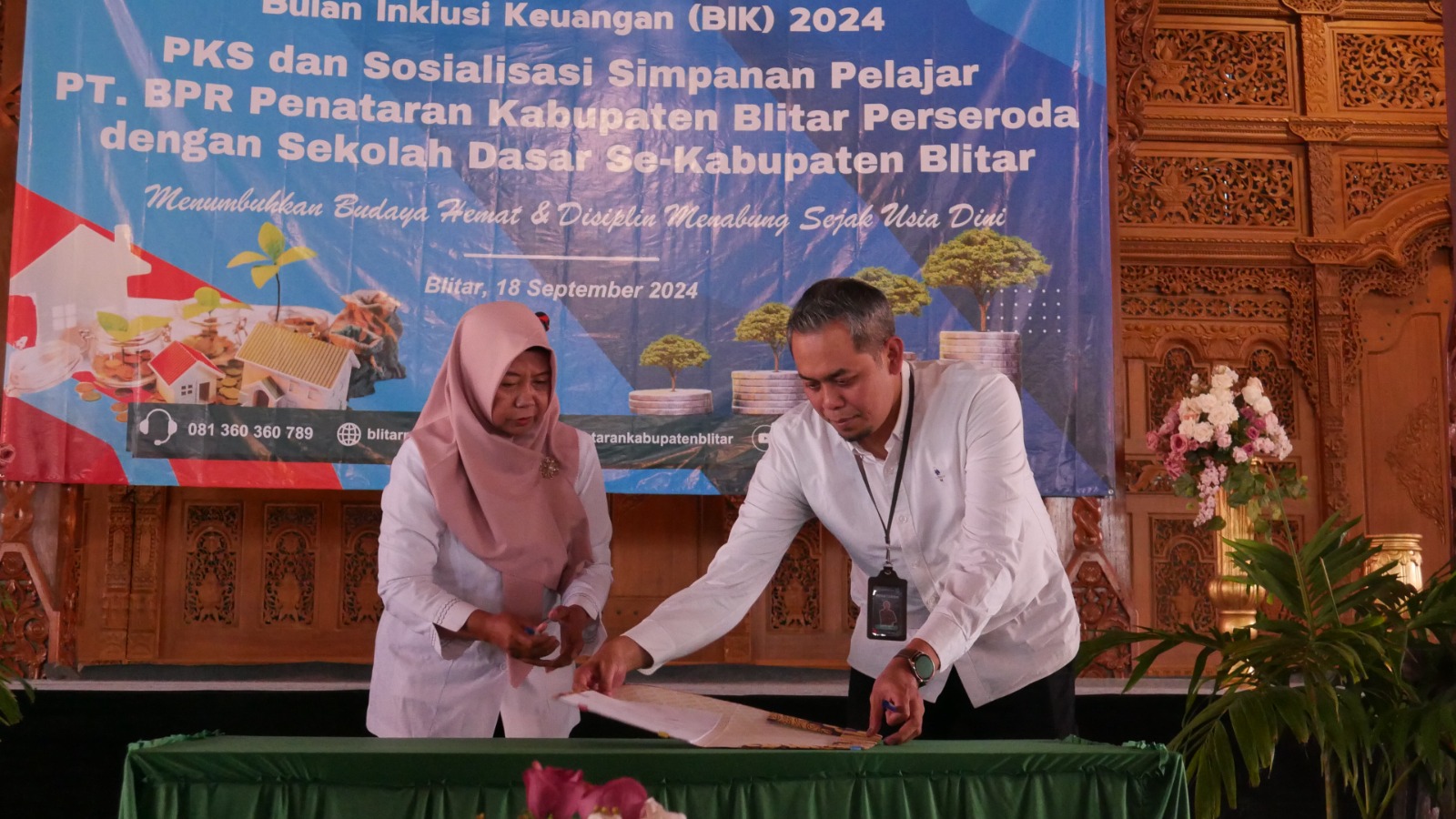 Direktur Utama PT BPR Penataran Kabupaten Blitar Perseroda Sahrial Amri dan perwakilan kepala sekolah hendak menandatangani PKS Simpel di Pendapa Agung Hand Astasih, Srengat, Rabu (18/9)
