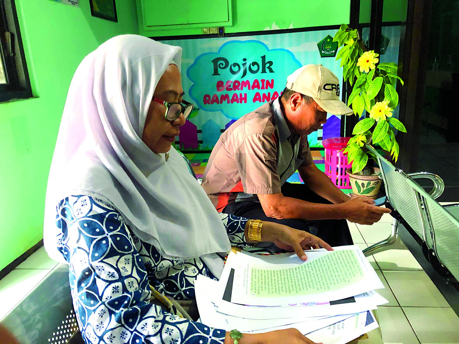 TIDAK PUAS: Salah satu calon jemaah menunjukan bukti-bukti pendukung aduan yang diajukan pada Kemenag Kota Blitar, kemarin (17/9).