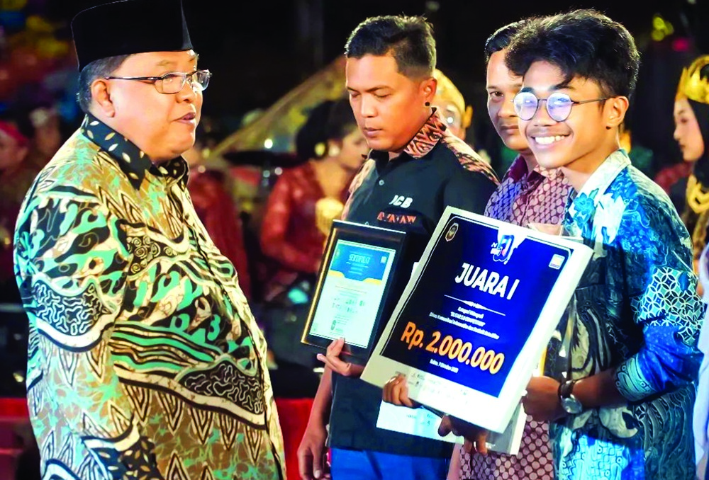 BERPRESTASI: Aditya Yoga Widiansyah menerima pengharagaan dari wali kota Blitar.