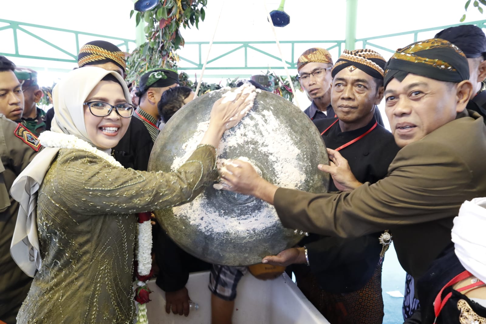 Prosesi tradisi Jamasan Gong Kyai Pradah pada Selasa (17/9/2024)