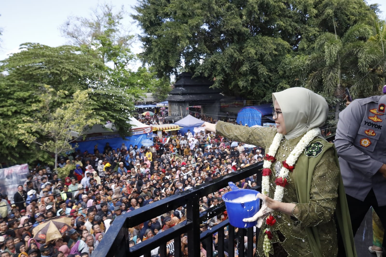 LESTARIKAN BUDAYA: Bupati Rini Syarifah mengikuti prosesi siraman Gong Kiai Pradah di Alun-Alun Lodoyo, Kecamatan Sutojayan, kemarin (17/9).