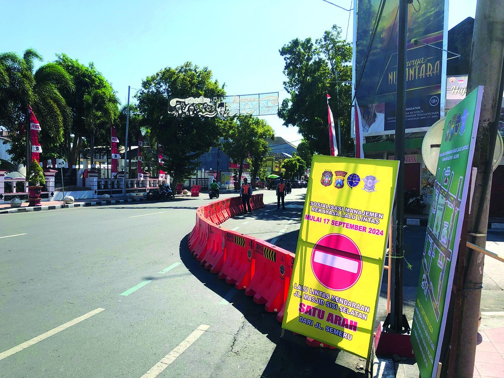 Uji coba perubahan jalur di beberapa ruas jalan sekitar Alun-Alun Kota Blitar mulai diterapkan hingga sepekan ke depan.