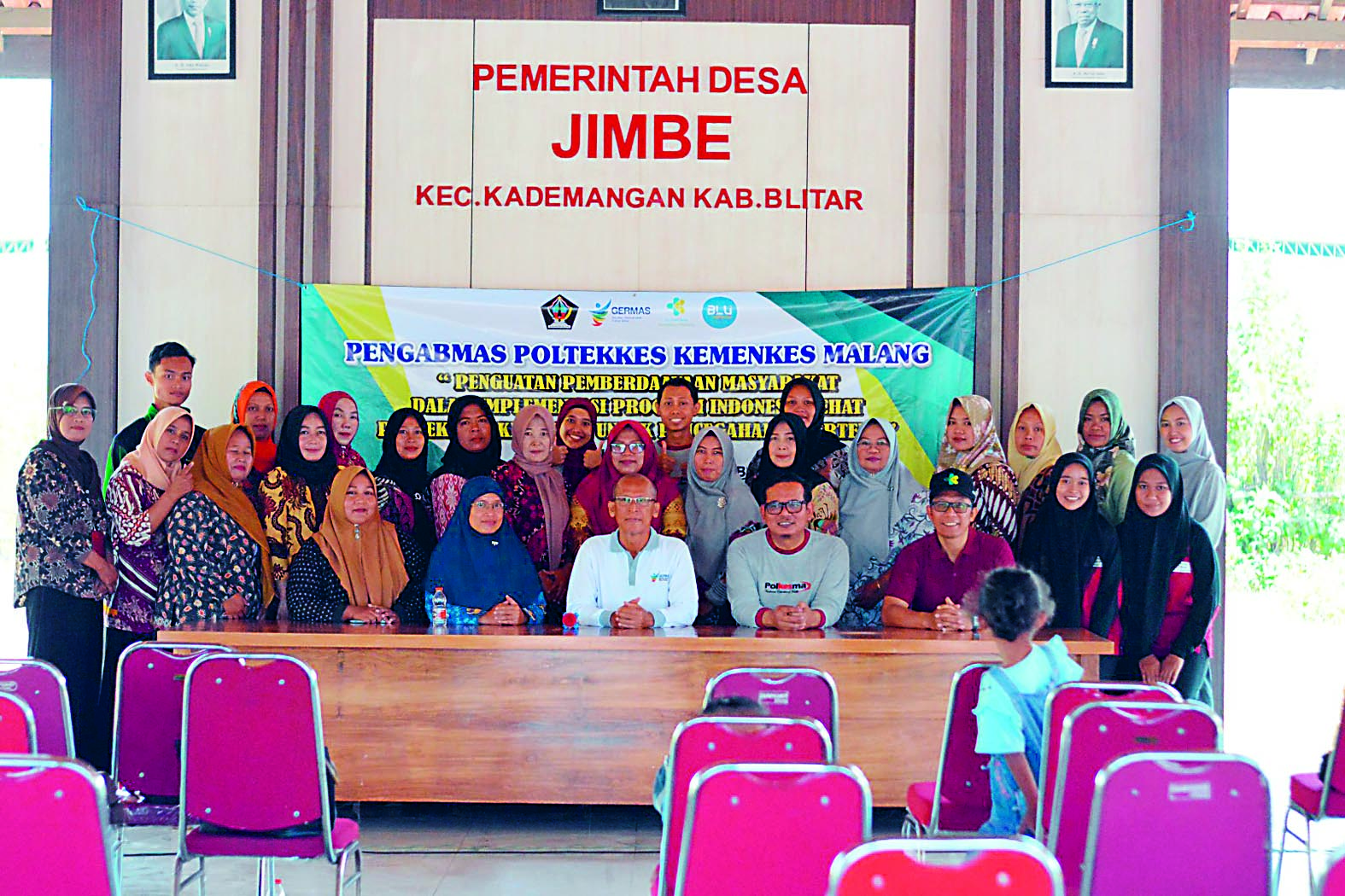 KOMPAK: Dosen dan mahasiswa Prodi D-3 Keperawatan Polkesma serta Kader PKK Desa Jimbe, Kecamatan Kademangan, saat pelatihan senam kogerta, pijat punggung, massage plantar dan leher, kemarin (17/9).