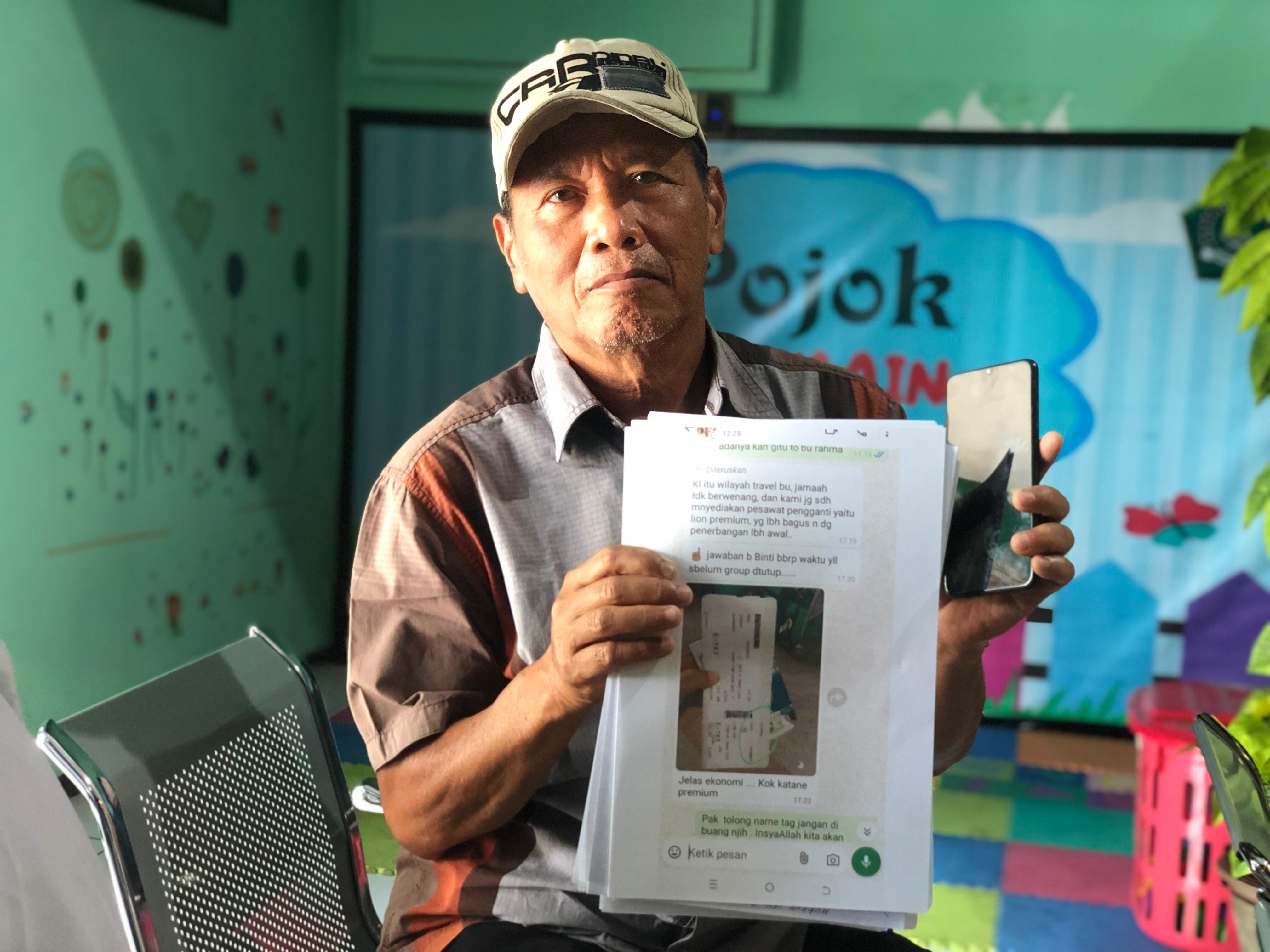KECEWA:  Salah satu  nasabah yang  ikut dalam  agen travel  menunjukkan  bukti  transaksi  di Kantor  Kemenag  Kota Blitar