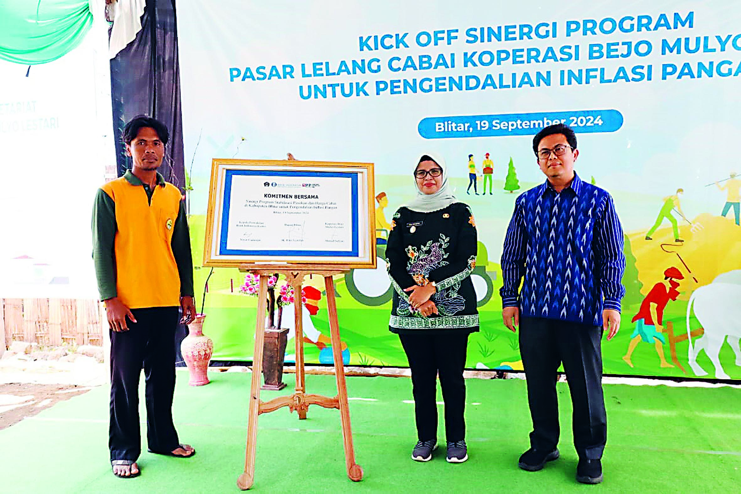 DEMI PETANI: Bupati  Rini Syarifah saat  Kickoff Sinergi Program  Pasar Lelang Cabai di  Koperasi Pemasaran Bejo  Mulyo Lestari, di Desa  Kolomayan, Kecamatan  Wonodari kemarin (19/9).