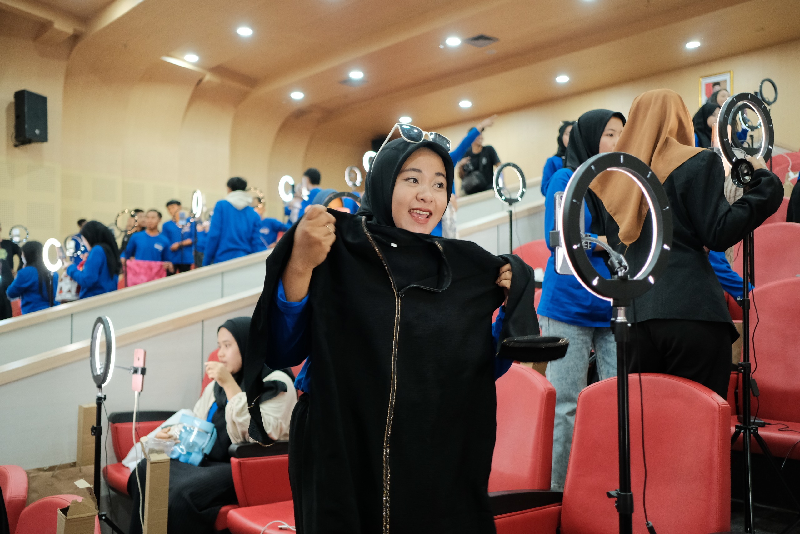 SERIUS: Kepala UPT Perpustakaan Bung Karno Nurny Syam (dua dari kanan) usai memberi sambutan pada literasi sosial yang digelar selama tiga hari. Para peserta antusias mengikuti rangkaian pelatihan (fo