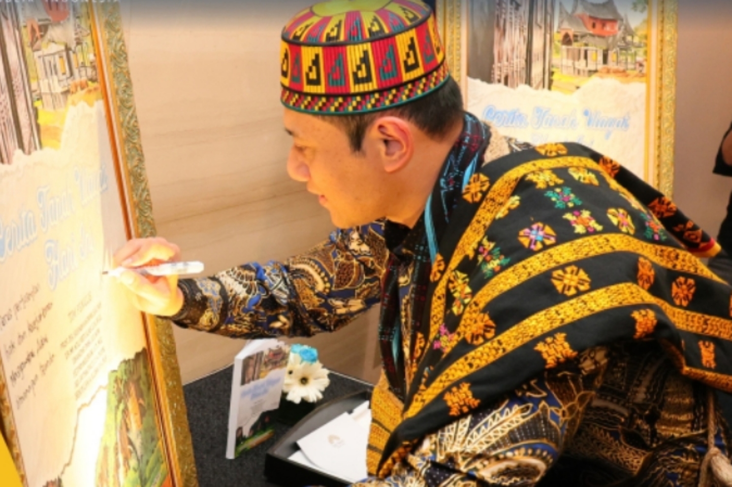 Menteri AHY menandatangani lukisan yang merupakan cover atau Sampul dari Buku &ldquo;Cerita Tanah Ulayat Hari Ini&rdquo;