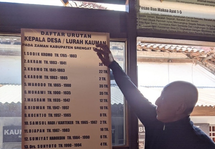 BERSEJARAH: Warga Kauman memperlihatkan nama-nama Lurah Kauman, dari yang pertama sampai sekarang.