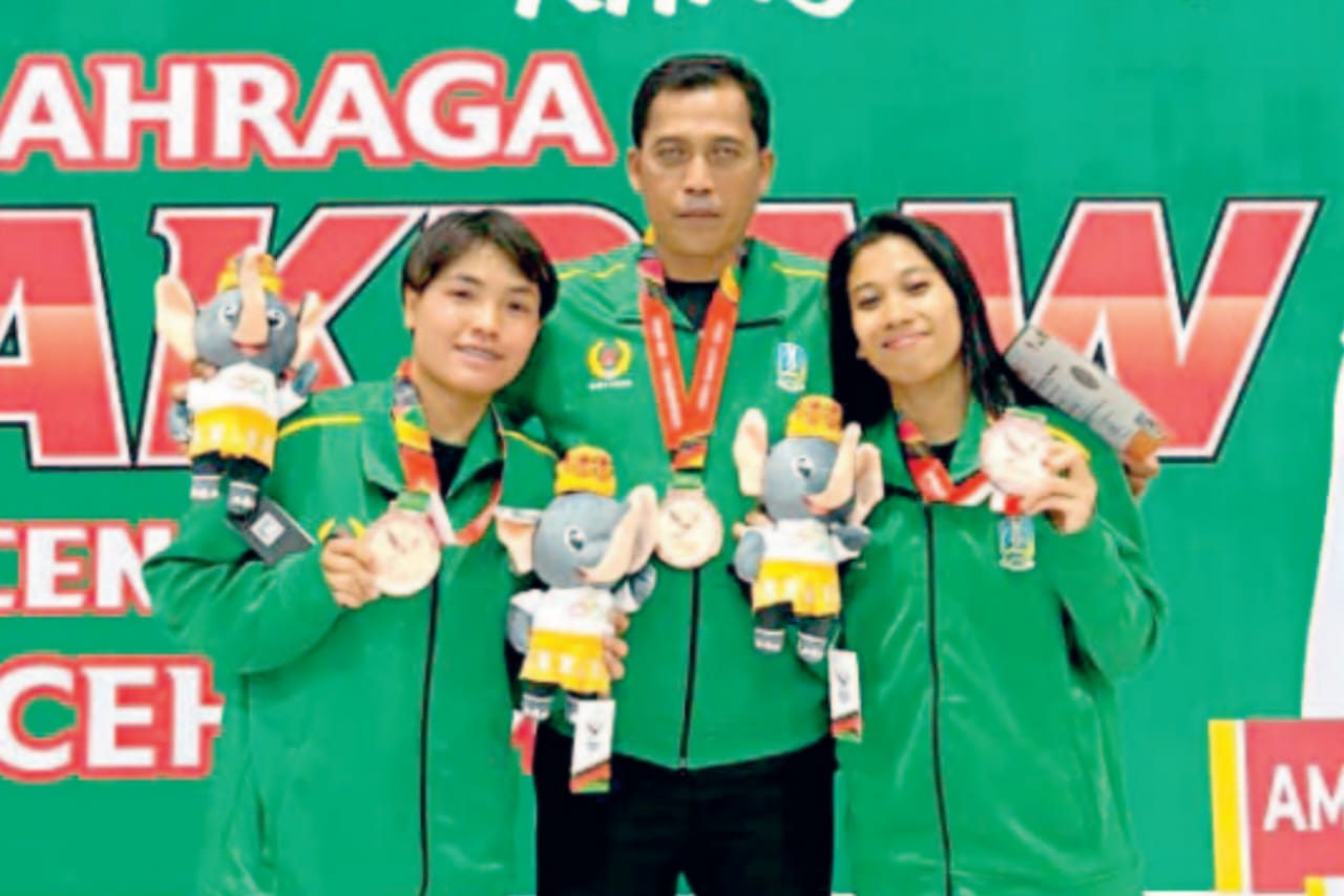 BERBAKAT: Pelatih sepak takraw Jawa Timur merangkul dua atlet asal&nbsp;Kota&nbsp;Blitar. Dua Atlet Sepak Takraw Putri Raih Dua Medali SANANWETAN,