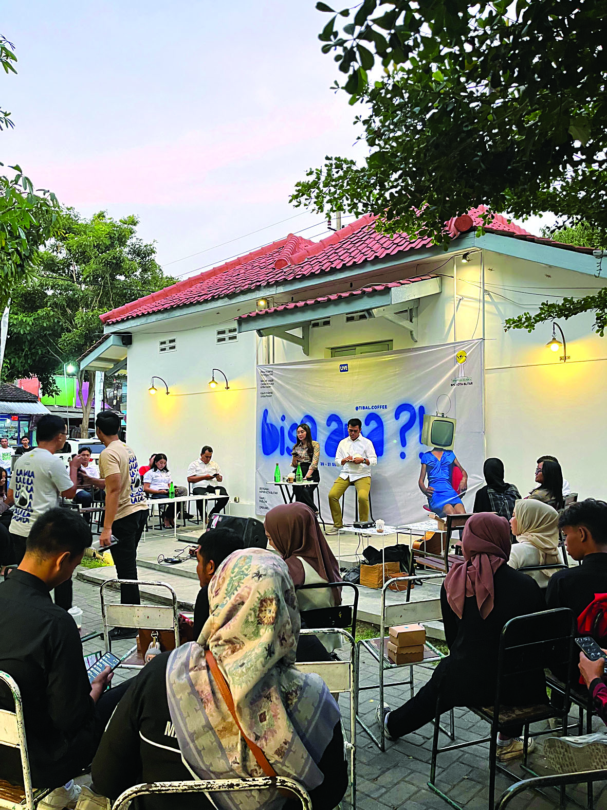 MILENIAL: Paslon SAE saat diskusi asyik dengan anak-anak muda HIPMI.