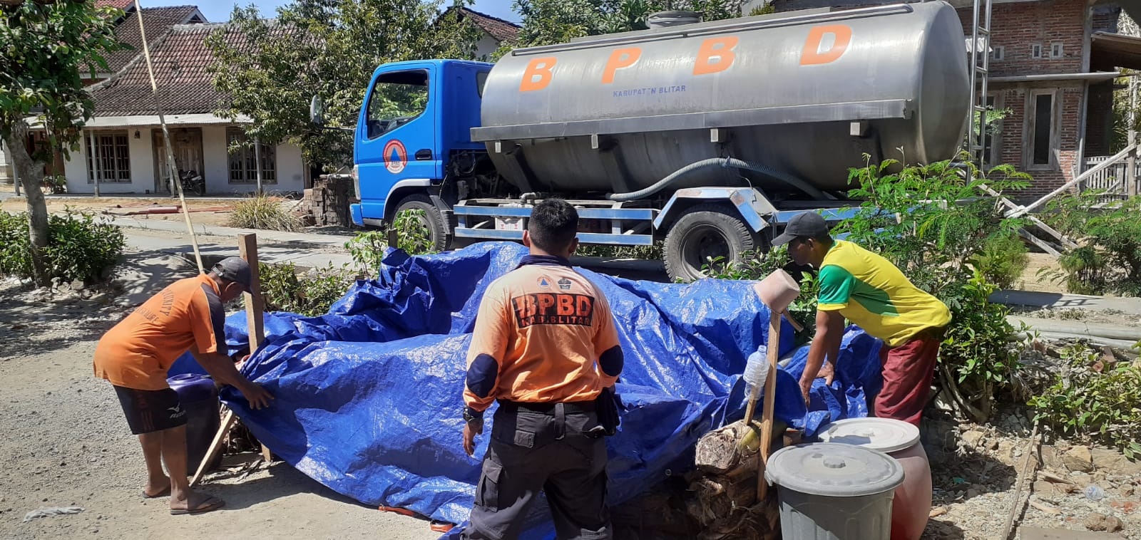 TERUS BERKIRIM: Personel BPBD Kabupaten Blitar melakukan pengiriman air bersih kepada masyarakat di 12 desa yang kekeringan beberapa waktu lalu.