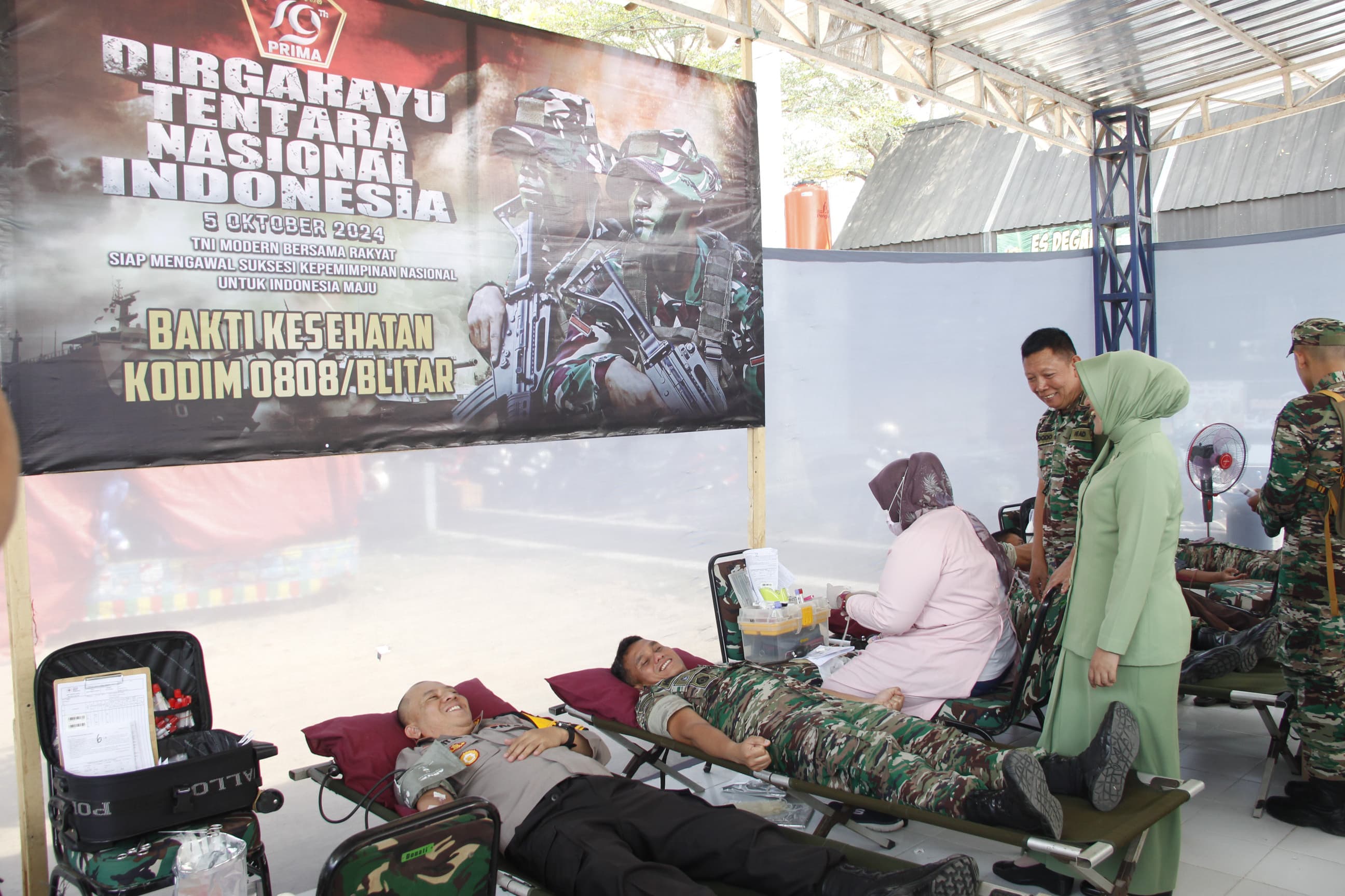 PEDULI SESAMA: Sejumlah TNI dan Polri mengikuti donor darah pada kegiatan Bakti Kesehatan dalam rangka menyambut HUT TNI Ke-79, kemarin (22/9).