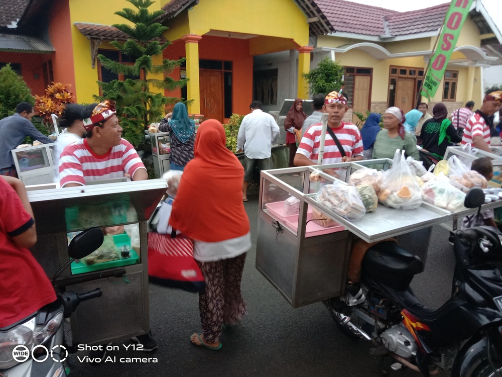 KOMPAK: Aktivitas Paguyuban Sari Roso yang ada di Desa Ploso, Kecamatan Selopuro, setiap pagi hari.