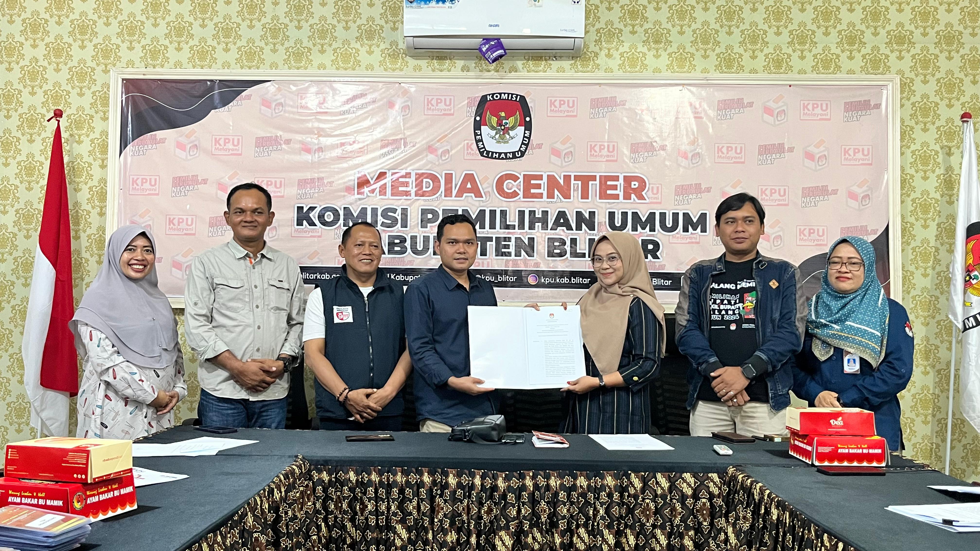 PLENO TERTUTUP: Ketua KPU Kabupaten Blitar, Sugino, menyerahkan SK penetapan kepada liaison officer (LO) parpol pengusung.