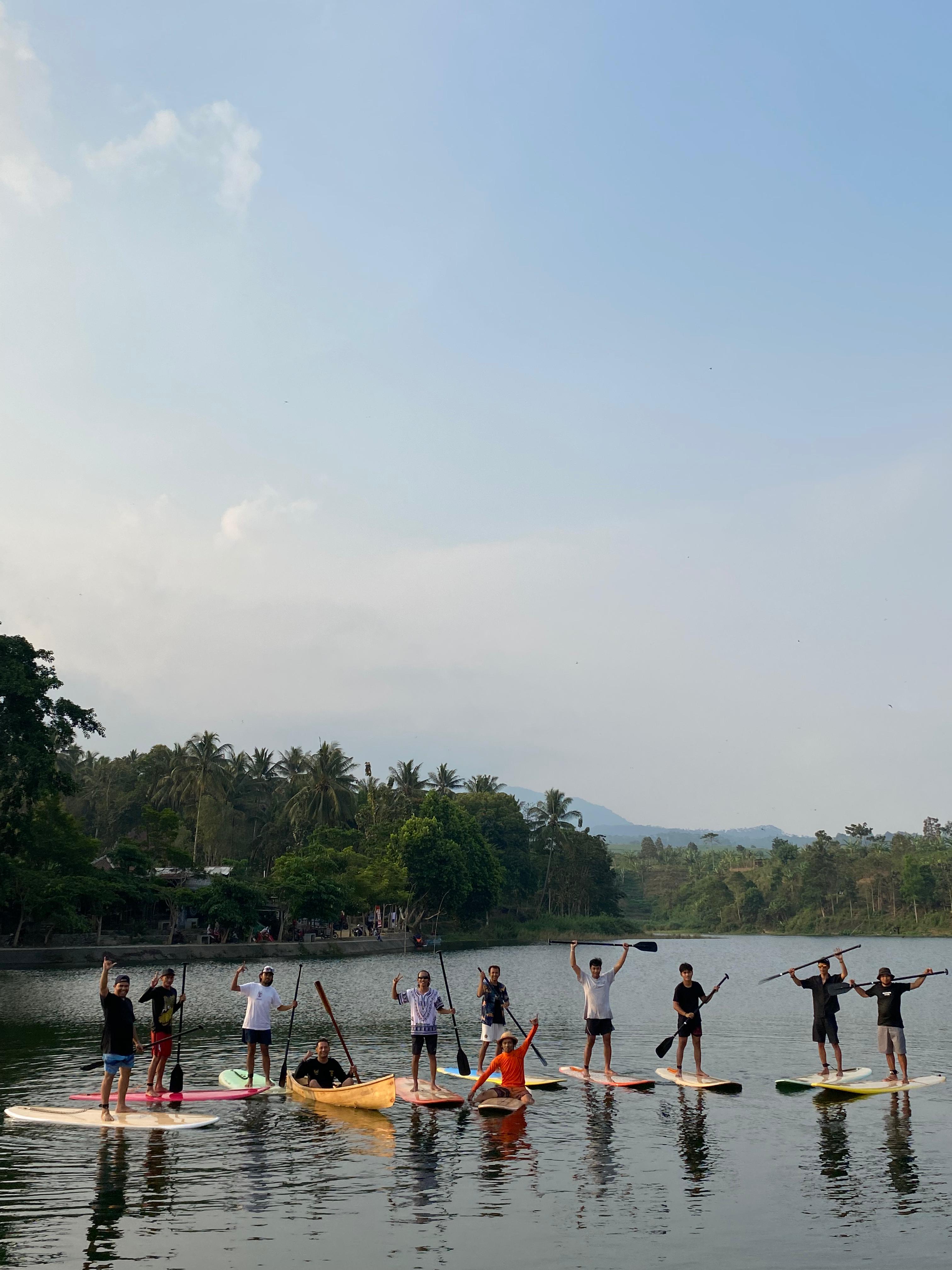 SERU: Blumbang Gede Soso menjadi lokasi yang asyik untuk memacu adrenalin dengan olahraga air stand up paddle.