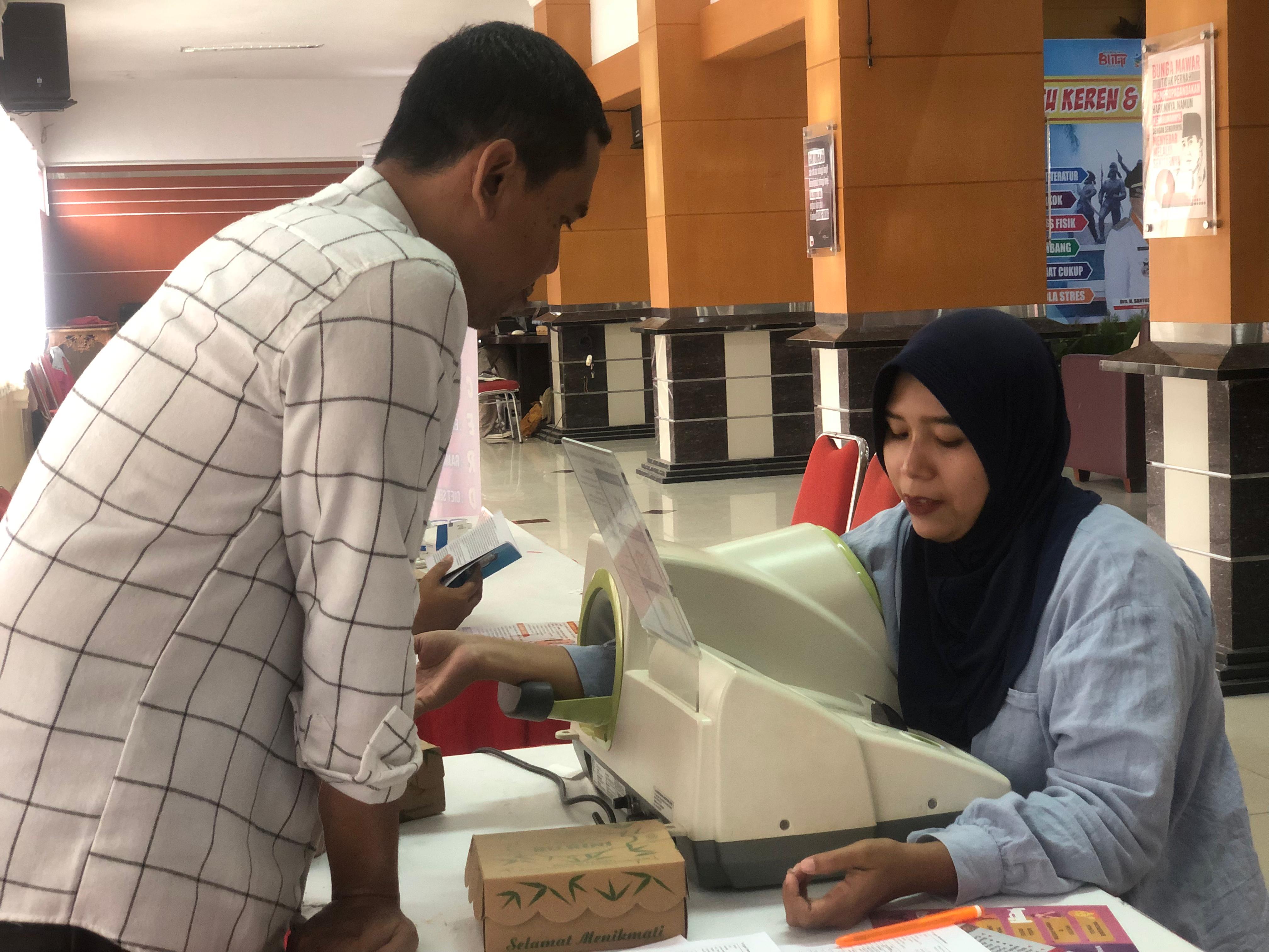WASPADA: Seorang warga melakukan cek kesehatan pada  peringatan Hari Jantung Sedunia, Hari Senin (23/9).
