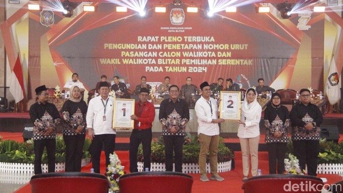 Pengundian nomor urut pasangan calon Pilwali kota Blitar digelar di Gedung Kesenian Aryo Blitar pada Senin (23/9/2024)