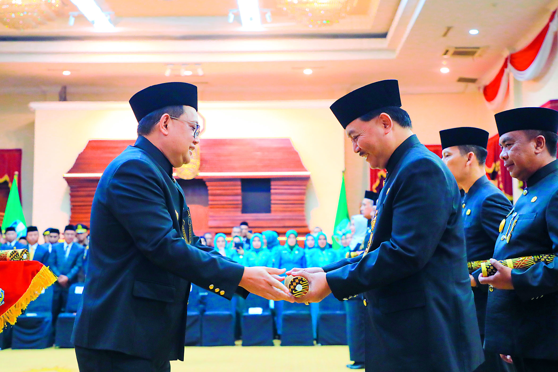 SELAMAT BERTUGAS: Pj Gubernur Adi Karyono menyerahkan surat tugas kepada Kepala Dinas Kehutanan Provinsi Jatim, Jumadi sebagai Pjs Bupati Blitar.