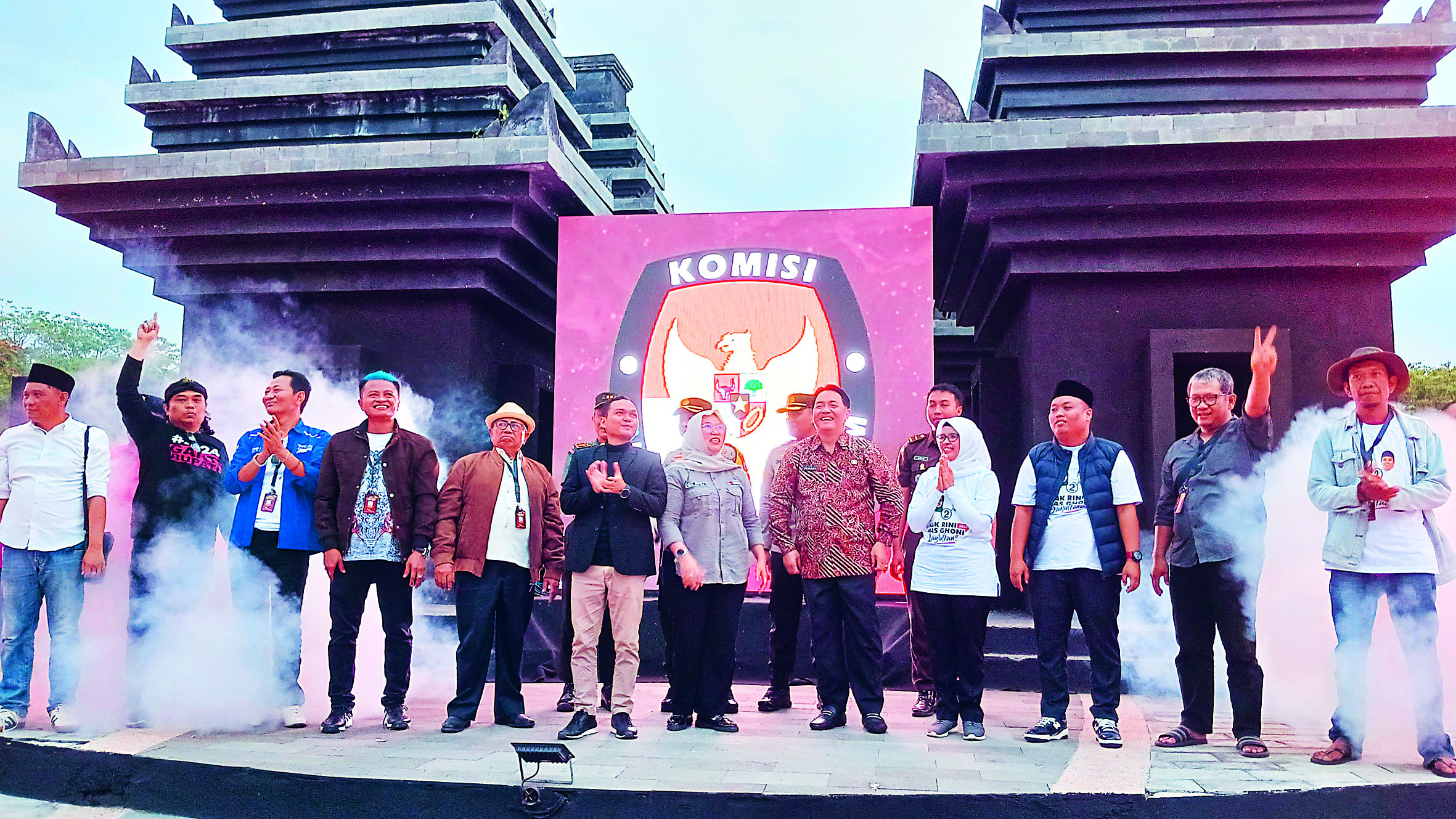 LANCAR: Ketua KPU Kabupaten Blitar Sugino, Pjs Bupati Jumadi, Kapores Blitar AKBP Wiwit Adisatria, Ketua Bawaslu Kabupaten Blitar Nur Ida Fitria, perwakilan dari Kejari Blitar dan Kodim 0808/Blitar