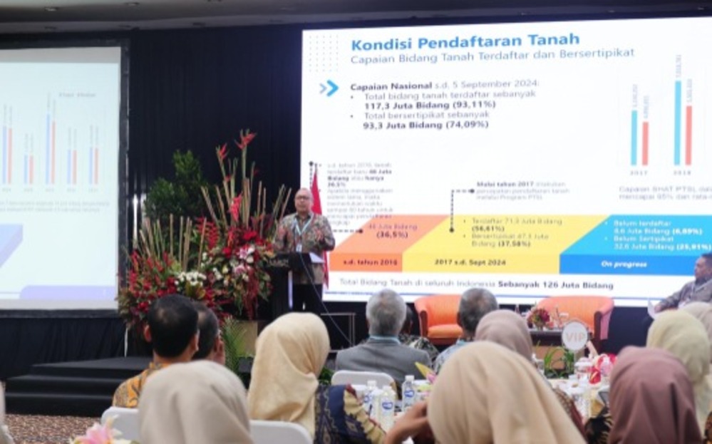 Sekjen Kementerian ATR/BPN, Suyus Windayana saat menjadi keynote speaker dalam Seminar Nasional yang diselenggarakan oleh Masyarakat Ahli Survei Kadaster Indonesia (MASKI), di Hotel Horison Bandung p