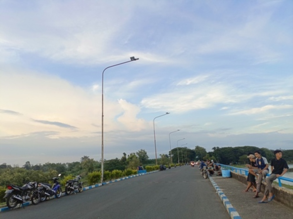 ISI WAKTU LUANG: Masyarakat tengah bersantai menikmati suasana di kawasan Bendungan Wlingi Raya.