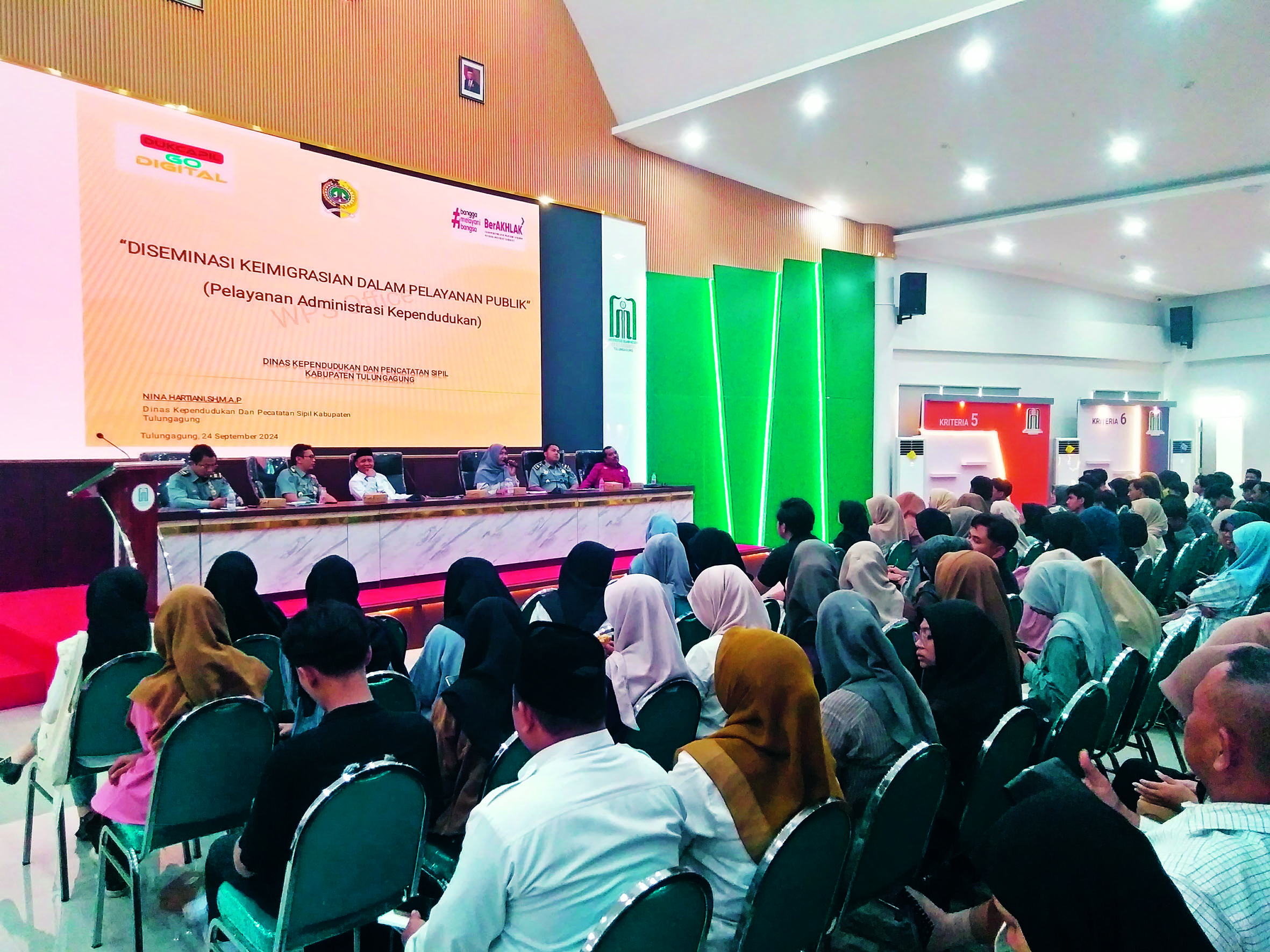TERCERAHKAN: Ratusan mahasiswa dan dosen UIN SATU Tulungagung tampak serius mendengarkan pemaparan terkait keimigrasian dari personel Kantor Imigrasi Kelas II Non TPI Blitar.