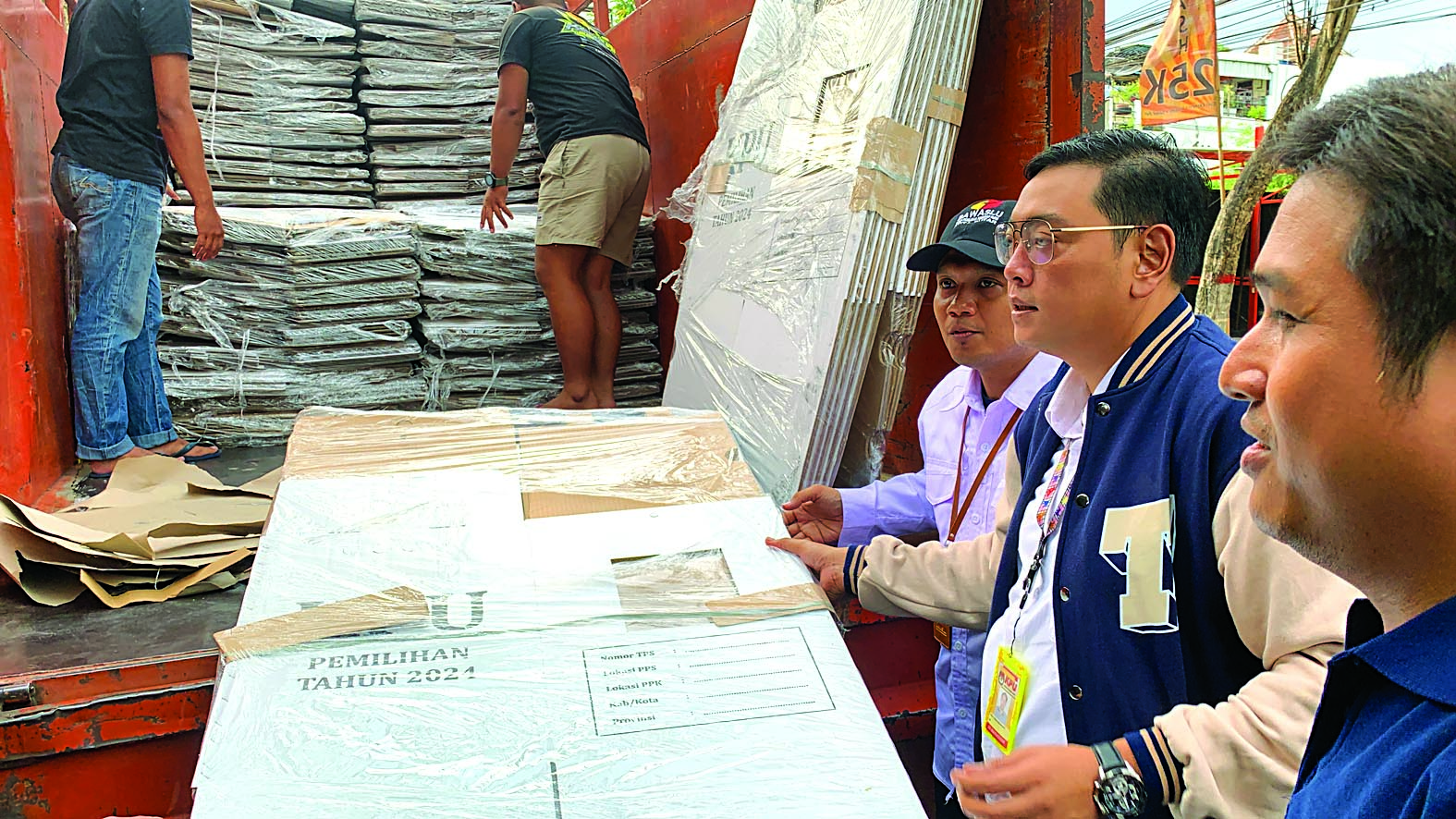 TELAH TIBA: Logistik kotak suara untuk pilwali dan pilgub mulai tiba  dan langsung disimpan di gudang KPU Kota Blitar, kemarin (25/9).