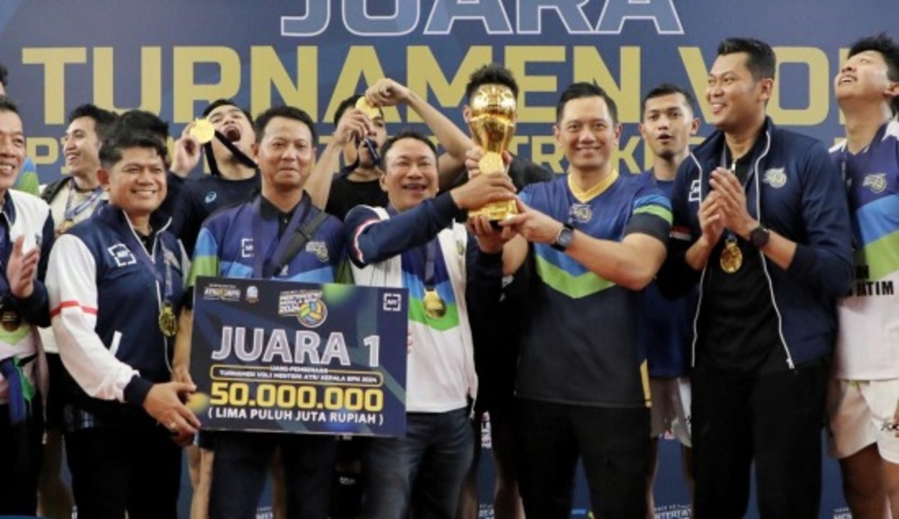 Menteri AHY berfoto bersama pemenang Final Turnamen Voli Menteri ATR/Kepala BPN Cup 2024 yang berlangsung di GOR Nanggala Cijantung, Jakarta Timur, Sabtu (21/09/2024)