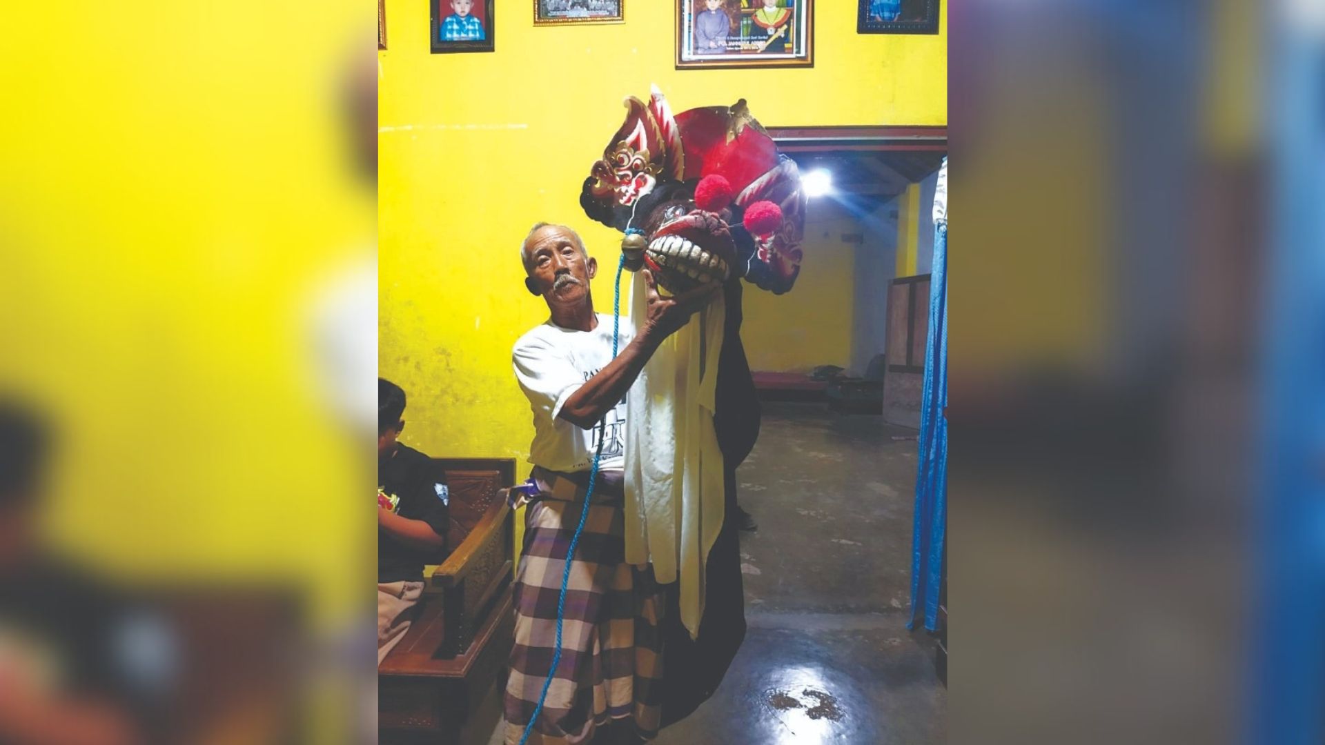 CIRI KHAS: Mbah Usub menggendong barongan pertama Jaranan Ging khas Desa Purwokerto.