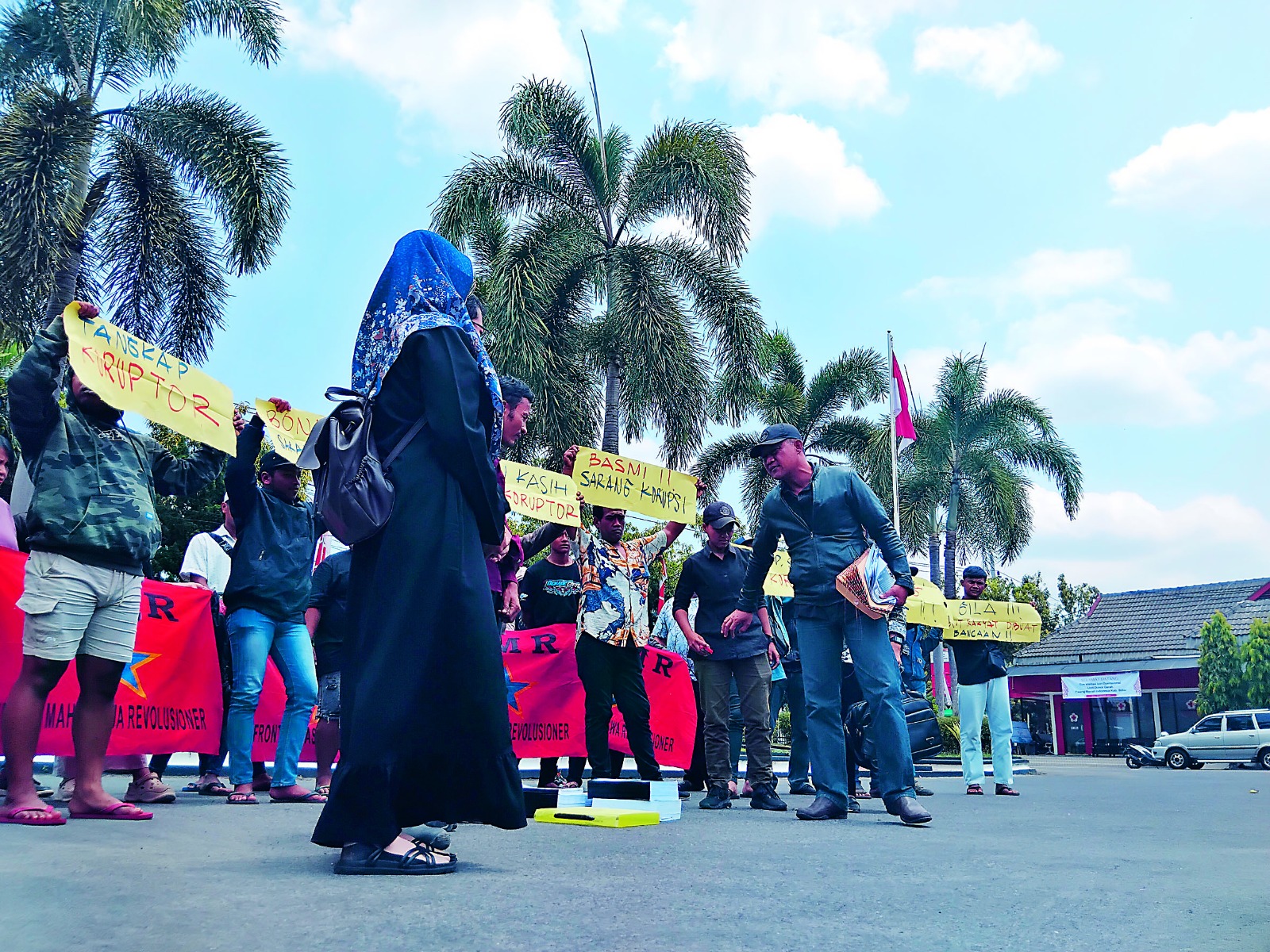 MINTA BUKTI: Belasan anggota Front Mahasiswa Revolusioner (FMR) membawa tumpukan dokumen dugaan penyahgunaan keuangan negara ke Kejari Kabupaten Blitar, Hari Rabu (25/9).