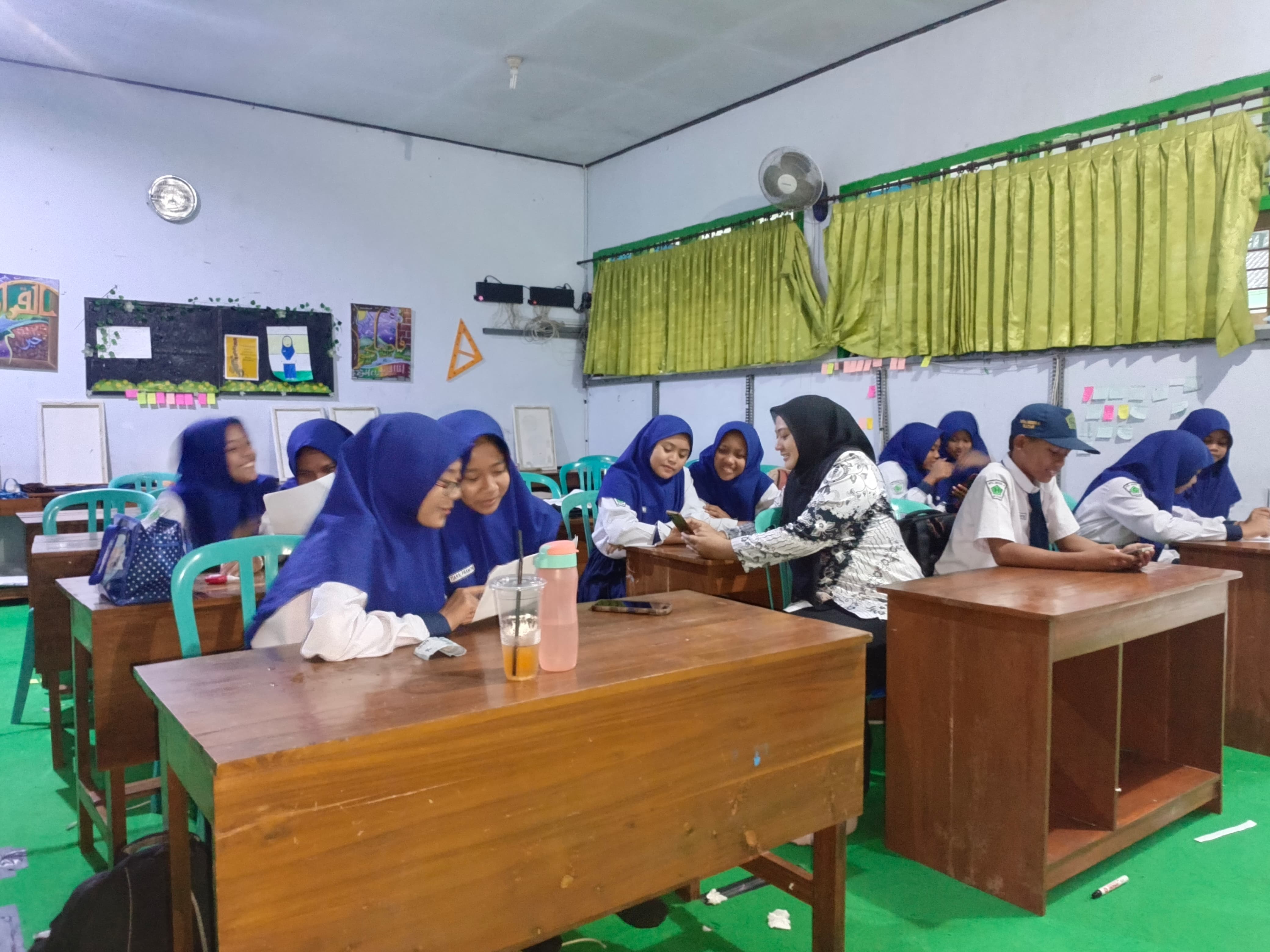 PERTEMUAN RUTIN: Anggota ekskul Jurnalistik Madsaneba mengikuti jadwal diskusi rutin setiap Rabu, usai jam pelajaran berakhir.