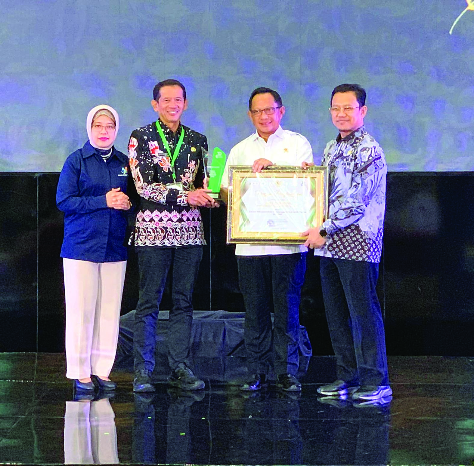 BANGGA: Sekda Kota Blitar Priyo Suhartono menerima piala dan piagam penghargaan dari BPS Nasional di Jakarta, Kamis (26/9/2024).