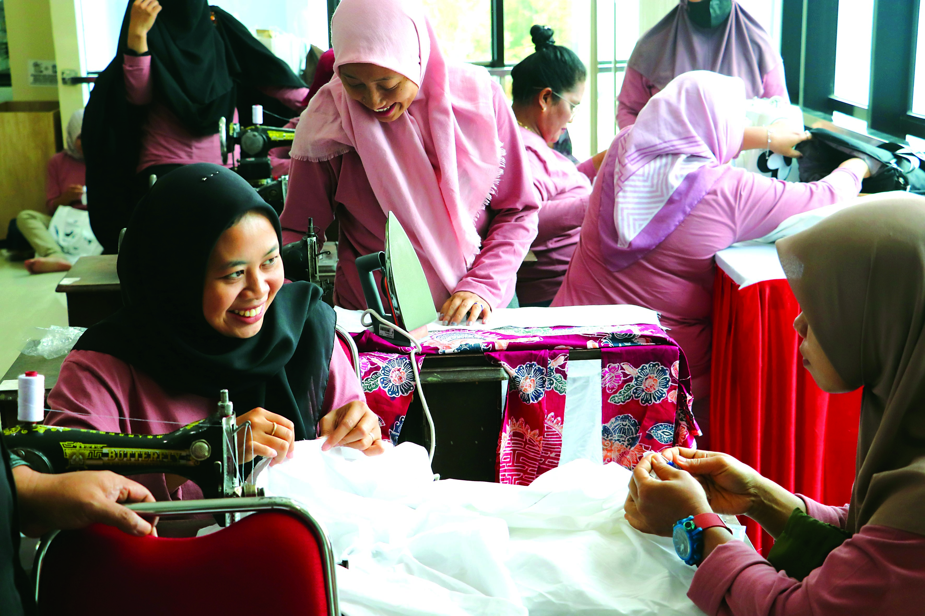 KOMPAK: Para peserta bekerja sama untuk membuat suatu brand dalam Literasi Menjahit yang diadakan oleh UPT Perpustakaan Proklamator Bung Karno, Kemarin (25/9).